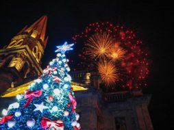 Con fuegos artificiales, un espectáculo de luces en la fachada de la Catedral, shows en vivo y el tradicional encendido del árbol, el Centro Histórico de Guadalajara recibió la Navidad con la inauguración del Festival Ilusionante 2025.EL INFORMADOR / J. Acosta