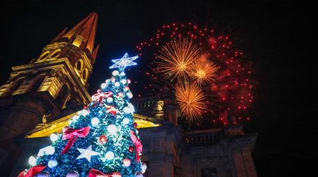 Con fuegos artificiales, un espectáculo de luces en la fachada de la Catedral, shows en vivo y el tradicional encendido del árbol, el Centro Histórico de Guadalajara recibió la Navidad con la inauguración del Festival Ilusionante 2025.EL INFORMADOR / J. Acosta