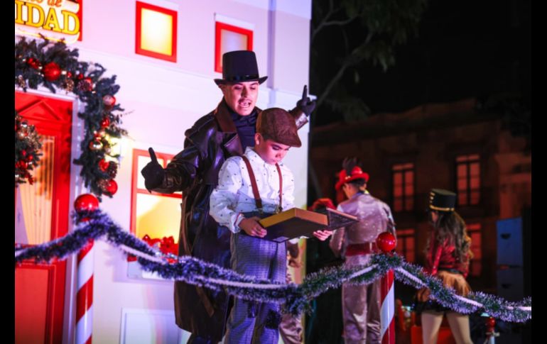 Con fuegos artificiales, un espectáculo de luces en la fachada de la Catedral, shows en vivo y el tradicional encendido del árbol, el Centro Histórico de Guadalajara recibió la Navidad con la inauguración del Festival Ilusionante 2025.EL INFORMADOR / J. Acosta