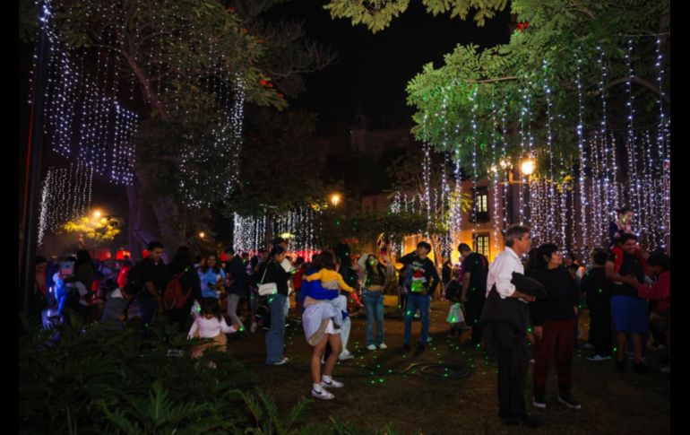 Con fuegos artificiales, un espectáculo de luces en la fachada de la Catedral, shows en vivo y el tradicional encendido del árbol, el Centro Histórico de Guadalajara recibió la Navidad con la inauguración del Festival Ilusionante 2025.EL INFORMADOR / J. Acosta