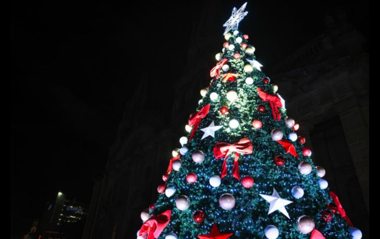 Con fuegos artificiales, un espectáculo de luces en la fachada de la Catedral, shows en vivo y el tradicional encendido del árbol, el Centro Histórico de Guadalajara recibió la Navidad con la inauguración del Festival Ilusionante 2025.EL INFORMADOR / J. Acosta
