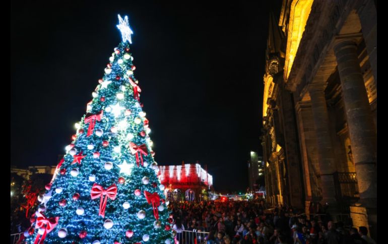 Con fuegos artificiales, un espectáculo de luces en la fachada de la Catedral, shows en vivo y el tradicional encendido del árbol, el Centro Histórico de Guadalajara recibió la Navidad con la inauguración del Festival Ilusionante 2025.EL INFORMADOR / J. Acosta