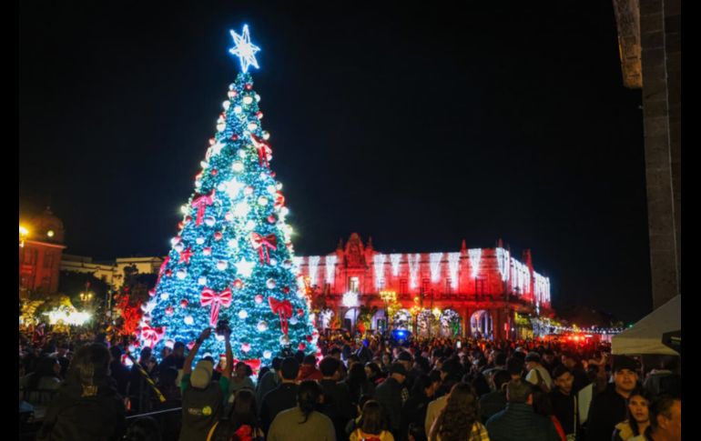 Con fuegos artificiales, un espectáculo de luces en la fachada de la Catedral, shows en vivo y el tradicional encendido del árbol, el Centro Histórico de Guadalajara recibió la Navidad con la inauguración del Festival Ilusionante 2025.EL INFORMADOR / J. Acosta