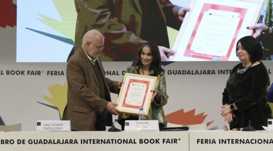 Zamora dedicó buena parte de su discurso a agradecer a quienes han acompañado su camino y a reflexionar —con hondura y pasión— sobre el sentido del oficio que ha marcado su vida. CORTESÍA/ Universidad de Guadalajara.