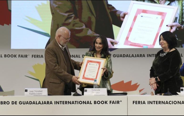 Zamora dedicó buena parte de su discurso a agradecer a quienes han acompañado su camino y a reflexionar —con hondura y pasión— sobre el sentido del oficio que ha marcado su vida. CORTESÍA/ Universidad de Guadalajara.
