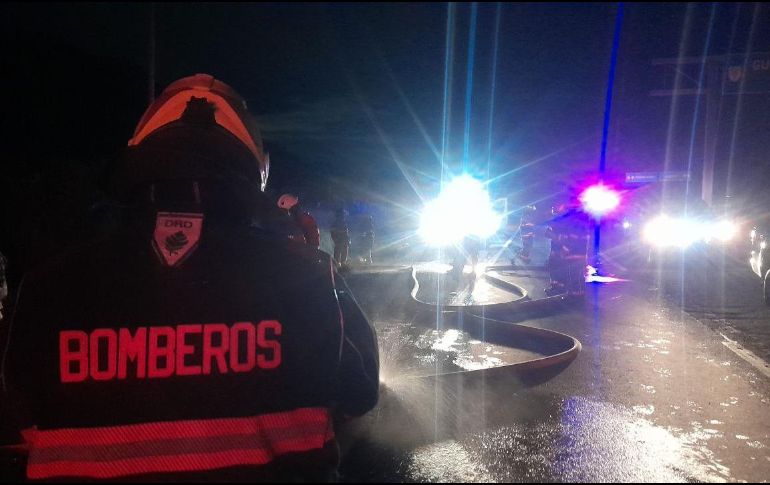 Se aplicó un químico en espuma para neutralizar el hidrocarburo y evitar la evaporación de residuos. X/ PCyBomberosZapopan