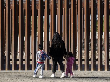 Se ha abandonado a cientos de miles de personas que buscaban asilo en ese país y dejándolas varadas en peligro en México y Centroamérica, según la organización Médicos Sin Fronteras (MSF). EFE / ARCHIVO