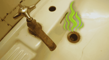 Otra causa habitual es la presencia de atascos parciales causados por restos de jabón, cabello o materia orgánica que se acumulan y provocan un olor similar al de la materia fecal. ESPECIAL / CANVA