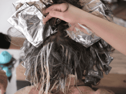 Retirar un tinte sin maltratar el cabello exige equilibrio entre la practicidad y cuidado de la fibra capilar. ESPECIAL/Canva