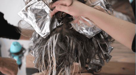 Retirar un tinte sin maltratar el cabello exige equilibrio entre la practicidad y cuidado de la fibra capilar. ESPECIAL/Canva