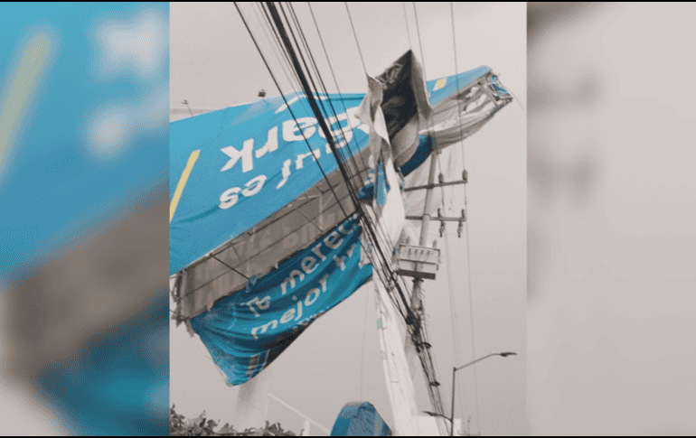 Debido a la intensidad y a los fuertes vientos, se reportó también un espectacular a punto de caer. ESPECIAL