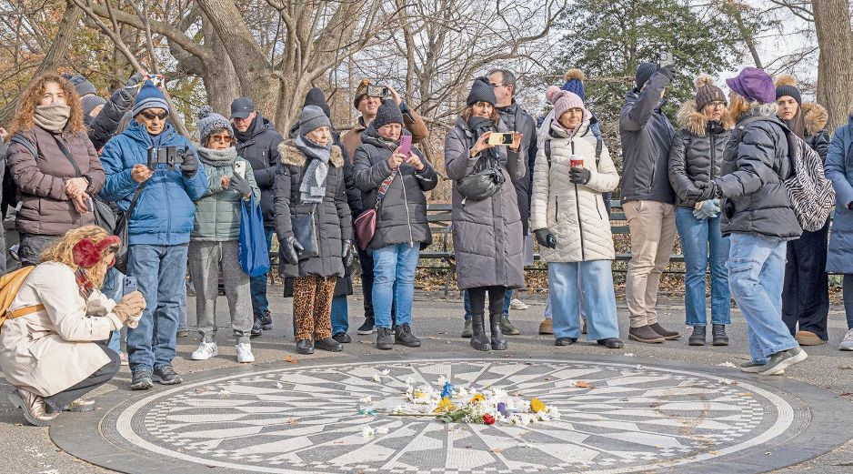 Seguidores de John Lennon se reúnen en Strawberry Fields para rendir homenaje al músico en el 45 aniversario de su muerte. EFE