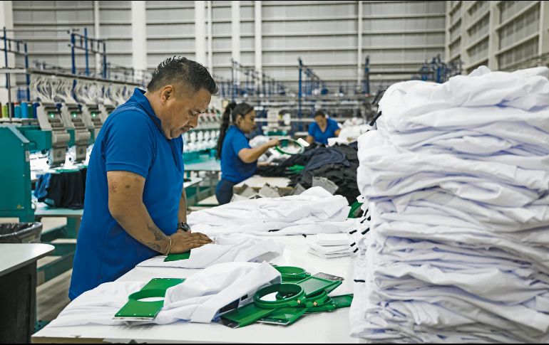 Producción en marcha en las nuevas instalaciones de Lazzar Uniformes en Guadalajara. EL INFORMADOR/ J. Acosta