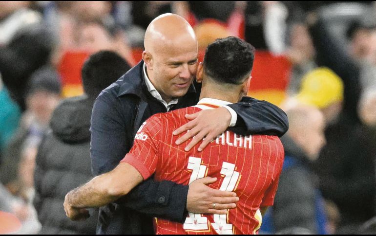 Arne Slot y Mo Salah se han distanciado en los últimos días. AFP/O. Scarff