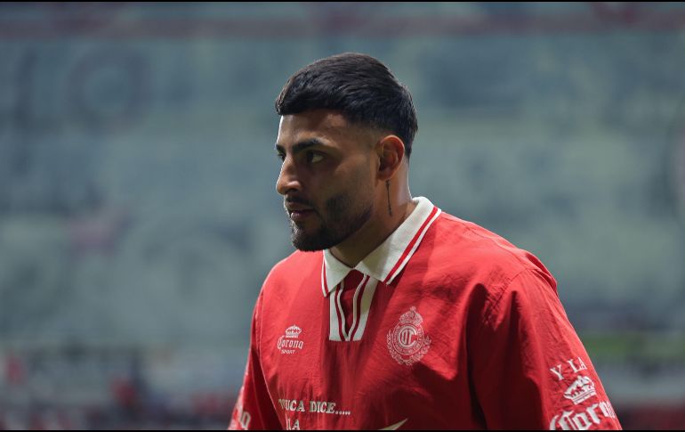 El experto en deportes aseveró que la tardanza en el retorno de Alexis Vega a las actividades del Apertura 2025 se debe a un posible mal manejo de su lesión. Imago7 / ARCHIVO