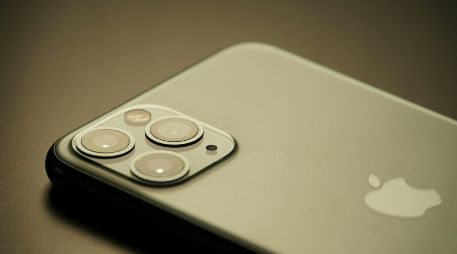 Pese a rumores que hablaban de un simple orificio para la cámara frontal, analistas como Ross Young y Mark Gurman sostienen que Apple optará por una reducción más moderada y elegante de la Dynamic Island. Unsplash