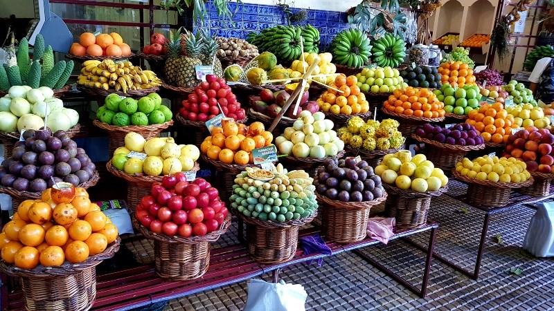 Las piñatas se rellenan de frutas de temporada como tejocote, jícama, lima, caña de azúcar, mandarina, naranja así como cacahuates y diversas variedades de dulces. UNSPLASH.COM