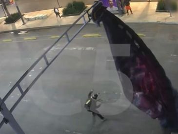 La imagen del paracaídas colgado en plena avenida se volvió uno de los momentos más comentados del día en la capital. ESPECIAL