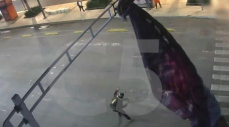 La imagen del paracaídas colgado en plena avenida se volvió uno de los momentos más comentados del día en la capital. ESPECIAL