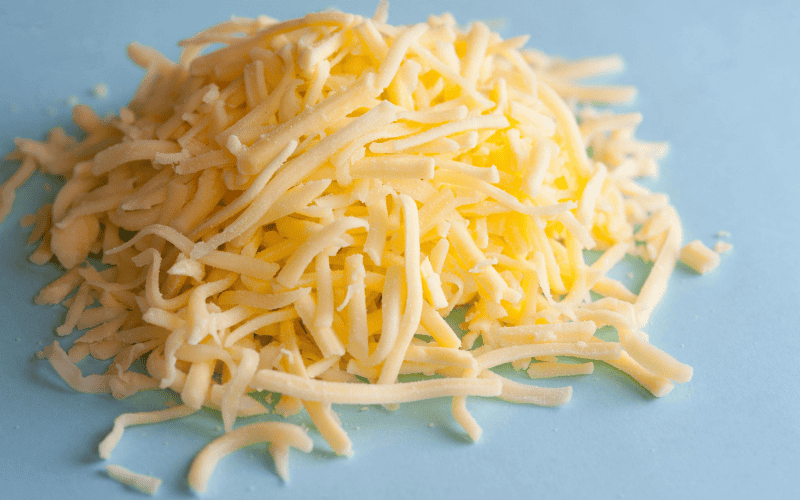 La muzzarella o mozzarella es un queso fresco italiano, elástico y suave, tradicionalmente hecho con leche de o vaca. CANVA