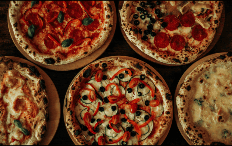 La pizza es un plato italiano, originario de Nápoles; es una base de masa de pan horneada cubierta tradicionalmente con salsa de tomate queso mozzarella y otros ingredientes. CANVA