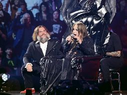 Ozzy Osbourne, cuya muerte en 2025 impulsó búsquedas y homenajes, aparece aquí en el escenario durante la Ceremonia de Inducción al Salón de la Fama del Rock & Roll 2024. AFP