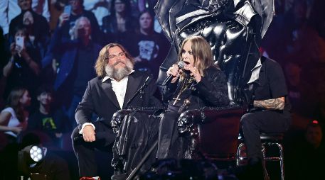Ozzy Osbourne, cuya muerte en 2025 impulsó búsquedas y homenajes, aparece aquí en el escenario durante la Ceremonia de Inducción al Salón de la Fama del Rock & Roll 2024. AFP