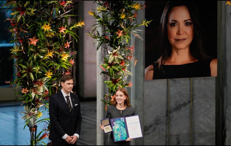 El director del instituto noruego del Nobel y el portavoz de Machado, dijeron más temprano este miércoles que ella no podría asistir a la ceremonia. En su lugar, lo hizo su hija Ana Corina Sosa. EFE/S. LYSBERG