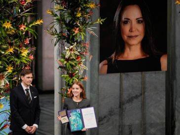 El director del instituto noruego del Nobel y el portavoz de Machado, dijeron más temprano este miércoles que ella no podría asistir a la ceremonia. En su lugar, lo hizo su hija Ana Corina Sosa. EFE/S. LYSBERG