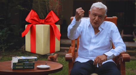 Para esta compra masiva de libros del expresidente, Adán Augusto se habrían gastado 7 millones 804 mil 160 pesos. FACEBOOK / Andrés Manuel López Obrador
