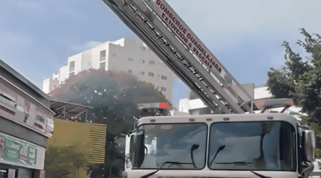 Hasta ahora no se reportan personas lesionadas, mientras tanto otras más fueron evacuadas del lugar. X / Protección Civil y Bomberos Guadalajara