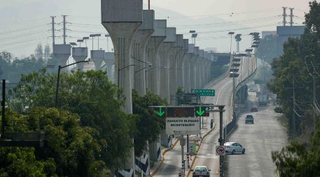 Conductores que no acaten el peaje conseguirán que sus llantas sean ponchadas. SUN/ARCHIVO