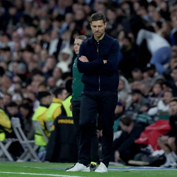 Xabi Alonso, quien tomó las riendas para esta temporada 2025-26, está en la cuerda floja. EFE/K. Huesca.