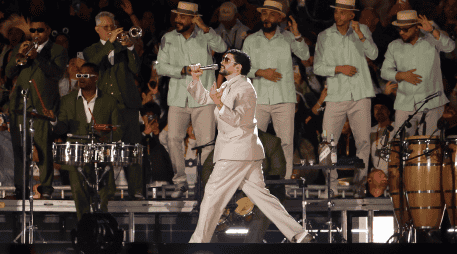Bad Bunny no solo interpretó temas del género urbano, sino que combinó otros ritmos latinos como la salsa, mientras rescató pistas de reguetón. EFE/ Sáshenka Gutierrez