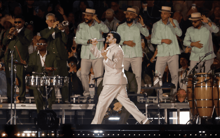 Bad Bunny no solo interpretó temas del género urbano, sino que combinó otros ritmos latinos como la salsa, mientras rescató pistas de reguetón. EFE/ Sáshenka Gutierrez
