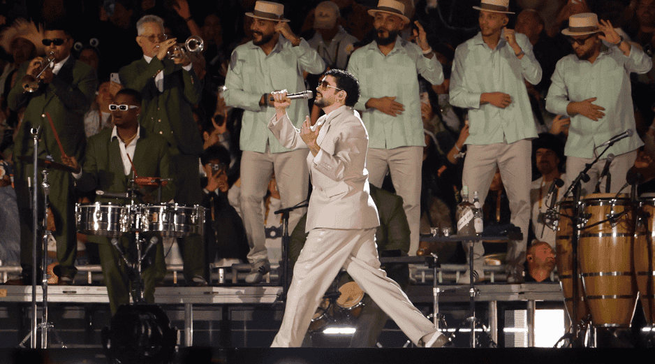 Bad Bunny no solo interpretó temas del género urbano, sino que combinó otros ritmos latinos como la salsa, mientras rescató pistas de reguetón. EFE/ Sáshenka Gutierrez