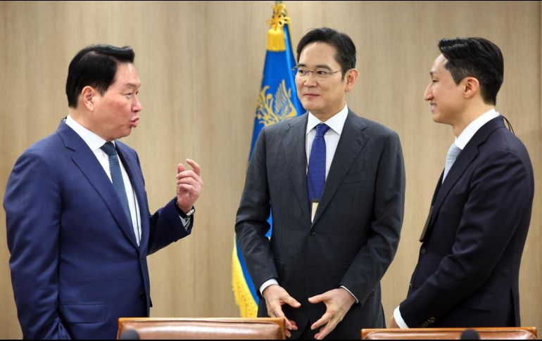 Líderes de SK, Samsung y Hyundai se reúnen con el presidente surcoreano para revisar acuerdos de comercio. EFE