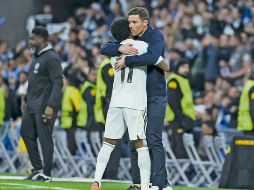 Rodrygo celebró su gol ante los Citizens abrazando a su técnico. EFE/K. Huesca