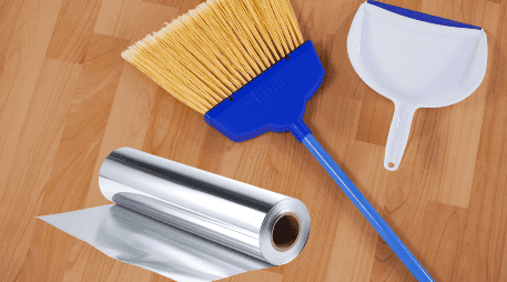 Cuando se envuelve la base de la escoba con tiras de papel aluminio, este actúa de forma similar a las bolas metálicas utilizadas en las secadoras. ESPECIAL / CANVA