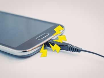 Un cargador de baja calidad puede generar voltajes inestables o sobrecalentamiento. CANVA