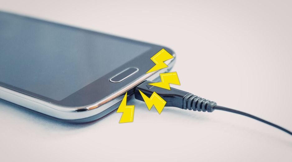 Un cargador de baja calidad puede generar voltajes inestables o sobrecalentamiento. CANVA