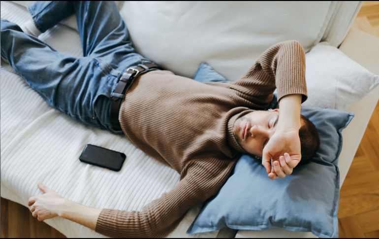 El organismo funciona de manera más eficiente cuando los niveles de energía son estables, especialmente durante la noche, que es un momento de reparación celular y recuperación metabólica. CANVA