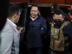 El expresidente de Bolívia Luis Arce (centro) llega a la cárcel de San Pedro. EFE/ Gabriel Márquez