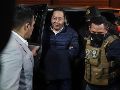 El expresidente de Bolívia Luis Arce (centro) llega a la cárcel de San Pedro. EFE/ Gabriel Márquez