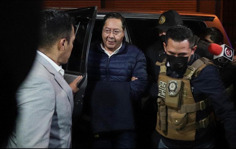El expresidente de Bolívia Luis Arce (centro) llega a la cárcel de San Pedro. EFE/ Gabriel Márquez