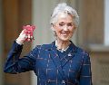 Joanna Trollope posa con su medalla tras ser nombrada Comandante de la Orden del Imperio Británico por sus servicios a la literatura, en el Palacio de Buckingham, en Londres. AFP