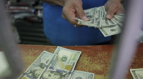 Algunas previsiones sitúan al dólar en cerca de 17 pesos por dólar el próximo año. EL INFORMADOR/Archivo