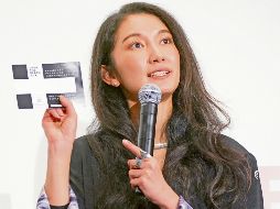 Shiori Ito habla durante el primer día del estreno en Japón del largometraje “Black Box Diaries”, en Tokio. AFP