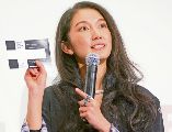 Shiori Ito habla durante el primer día del estreno en Japón del largometraje “Black Box Diaries”, en Tokio. AFP