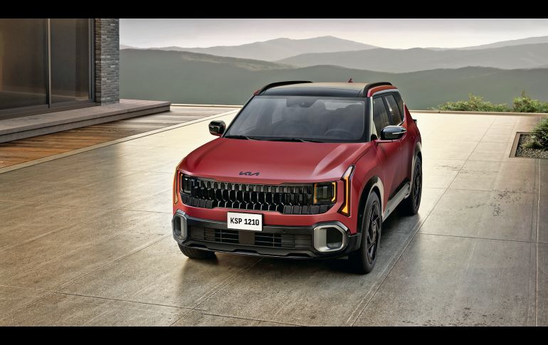 DISEñO. La Kia Seltos 2027 adopta el lenguaje “Opuestos Unidos” con líneas más marcadas, ópticas verticales y una parrilla de diseño elaborado que refuerza su presencia visual.